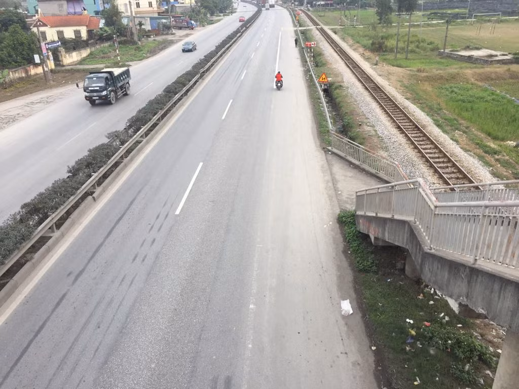 Đáng chú ý, tại cuộc họp báo về vụ tai nạn ở Hải Dương, ông Khuất Việt Hùng, Phó chủ tịch chuyên trách Uỷ ban ATGT quốc gia cho biết, tuyến đường 5 do Tổng Công ty Phát triển hạ tầng và Đầu tư tài chính Việt Nam (Vidifi) quản lý bảo trì. Tại vị trí xảy ra tai nạn, vạch kẻ phân làn giữa xe cơ giới và thô sơ đi bộ rất mờ, có chỗ không nhìn thấy.