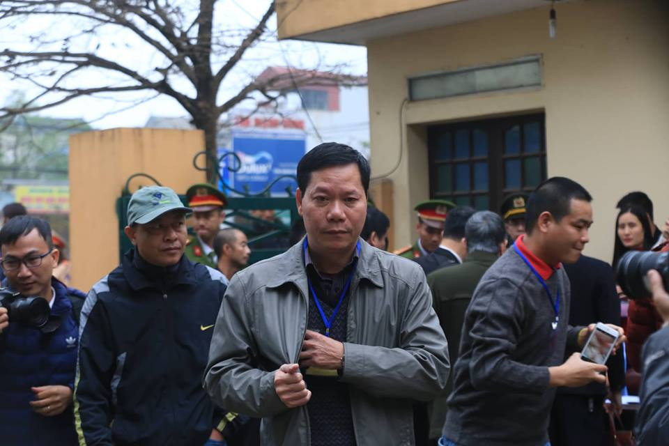 Bac si Hoang Cong Luong vang mat, HDXX hoan toa-Hinh-5