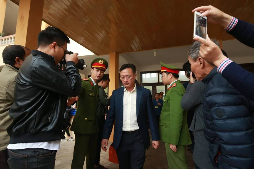 Bac si Hoang Cong Luong vang mat, HDXX hoan toa-Hinh-8