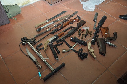 Bat doi tuong ma tuy tang tru ca kho vu khi trong nha-Hinh-2