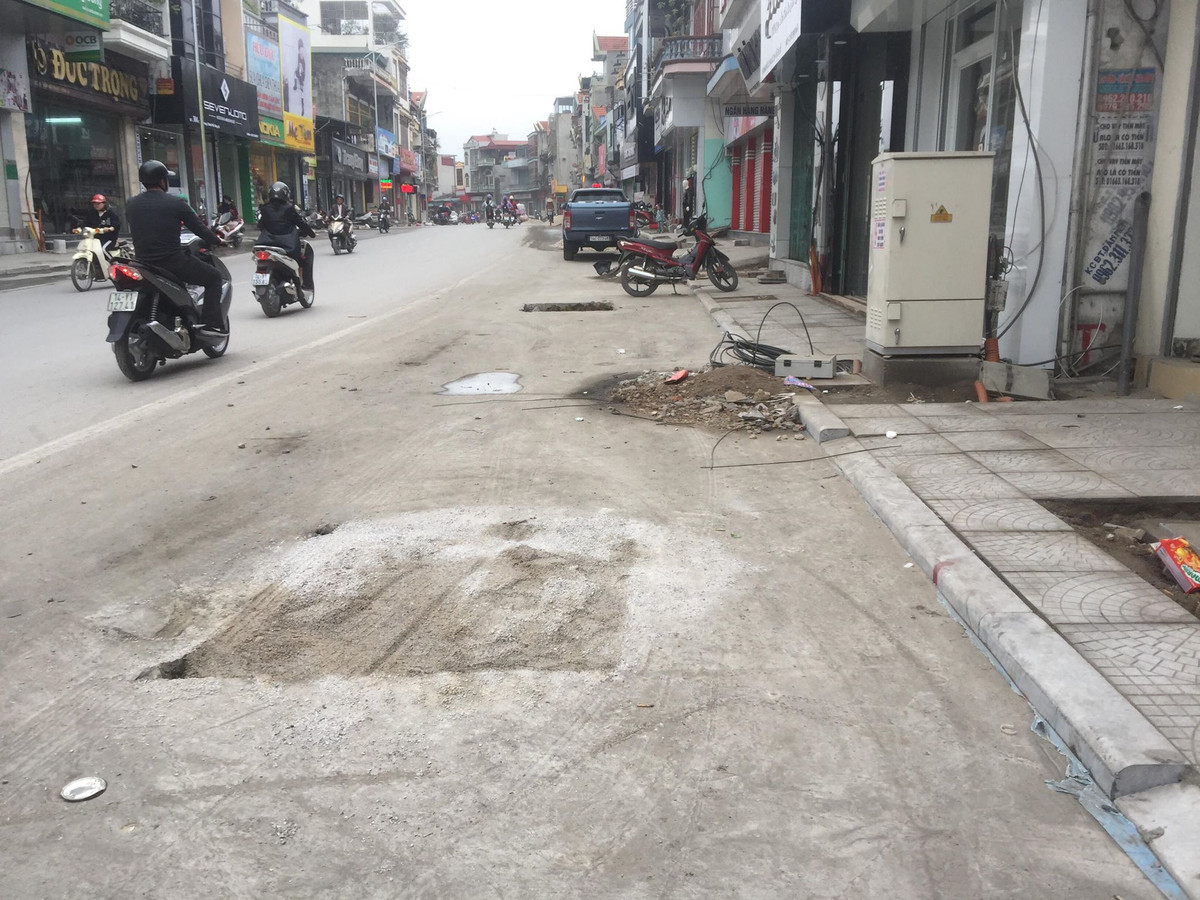 Bằng lớp cát dễ thụt lún.