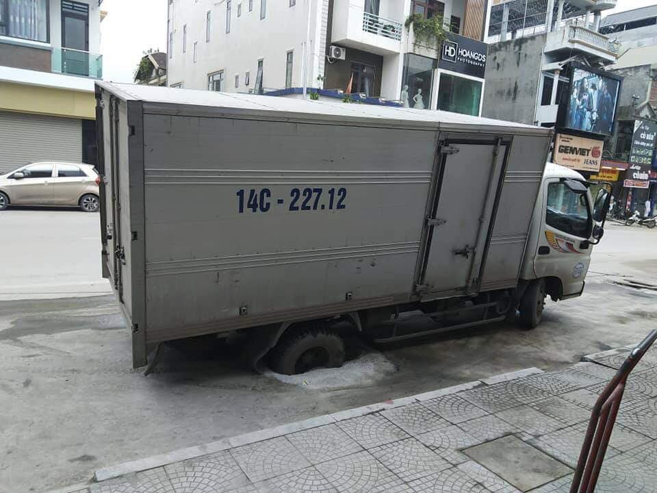 Một chiếc xe tải sập "bẫy" của dự án trồng cây dưới lòng đường.