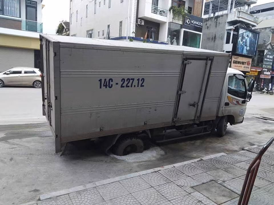 Một chiếc xe tải sập "bẫy" của dự án trồng cây dưới lòng đường.