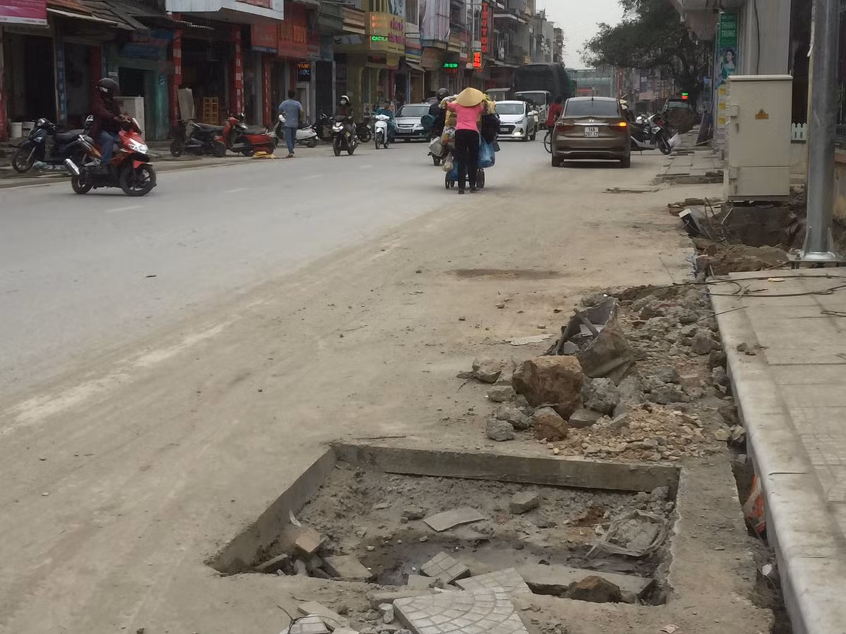 Không có biển cảnh báo nguy hiểm.