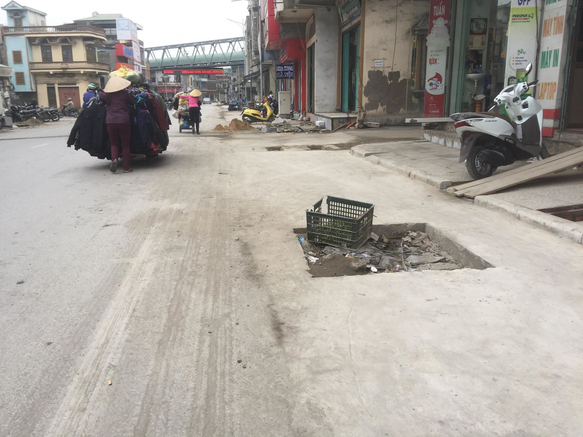 Những hố trồng cây chưa được lấp, tiềm ẩn nguy cơ TNGT.