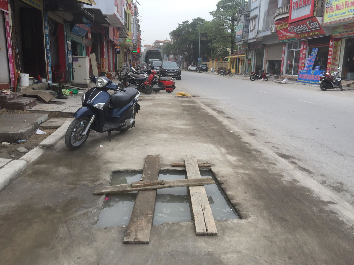 Người dân phải để thanh gỗ để cảnh báo nguy hiểm.