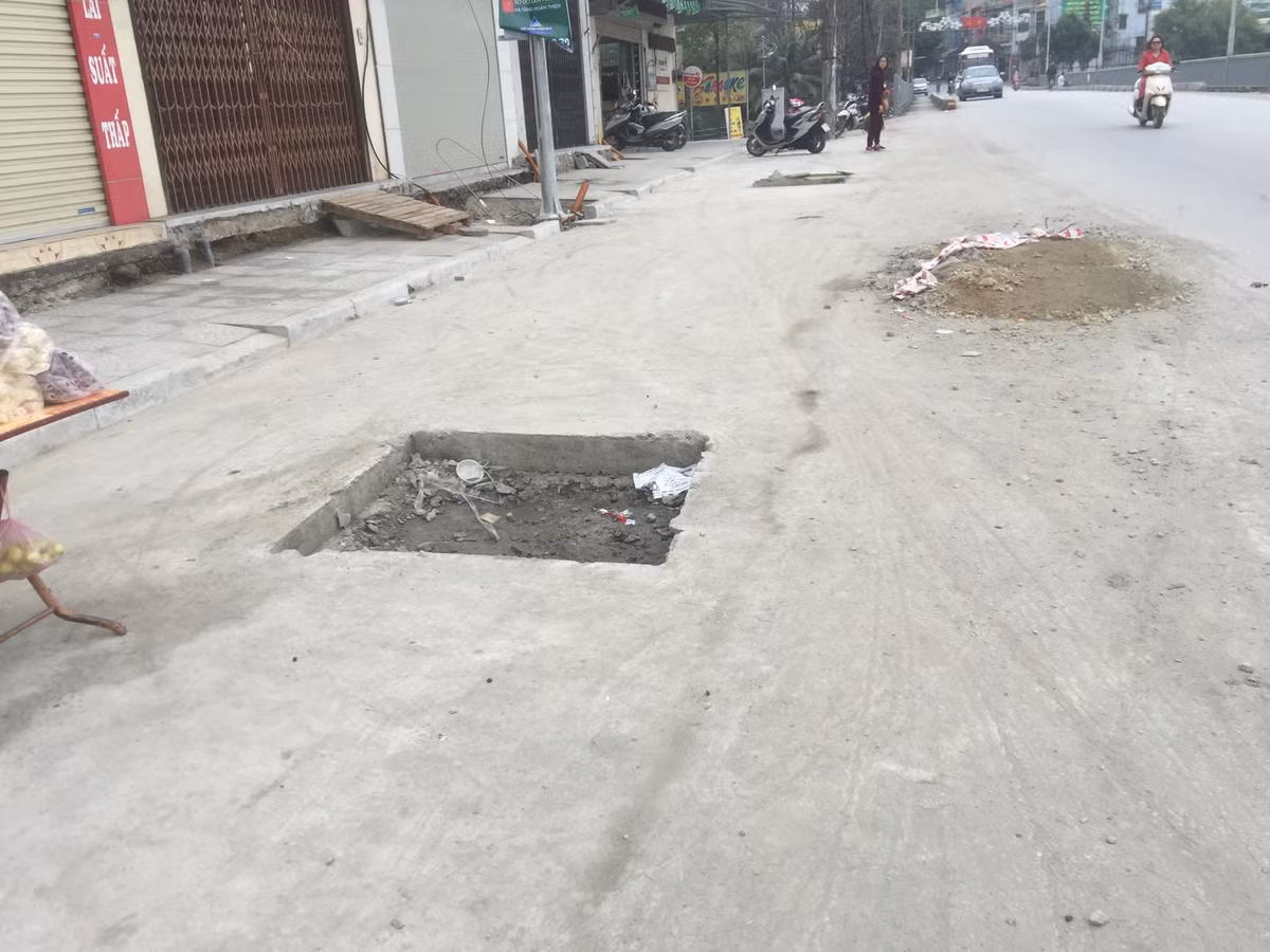 Những chiếc hố là nỗi lo của người dân khi tham gia giao thông.