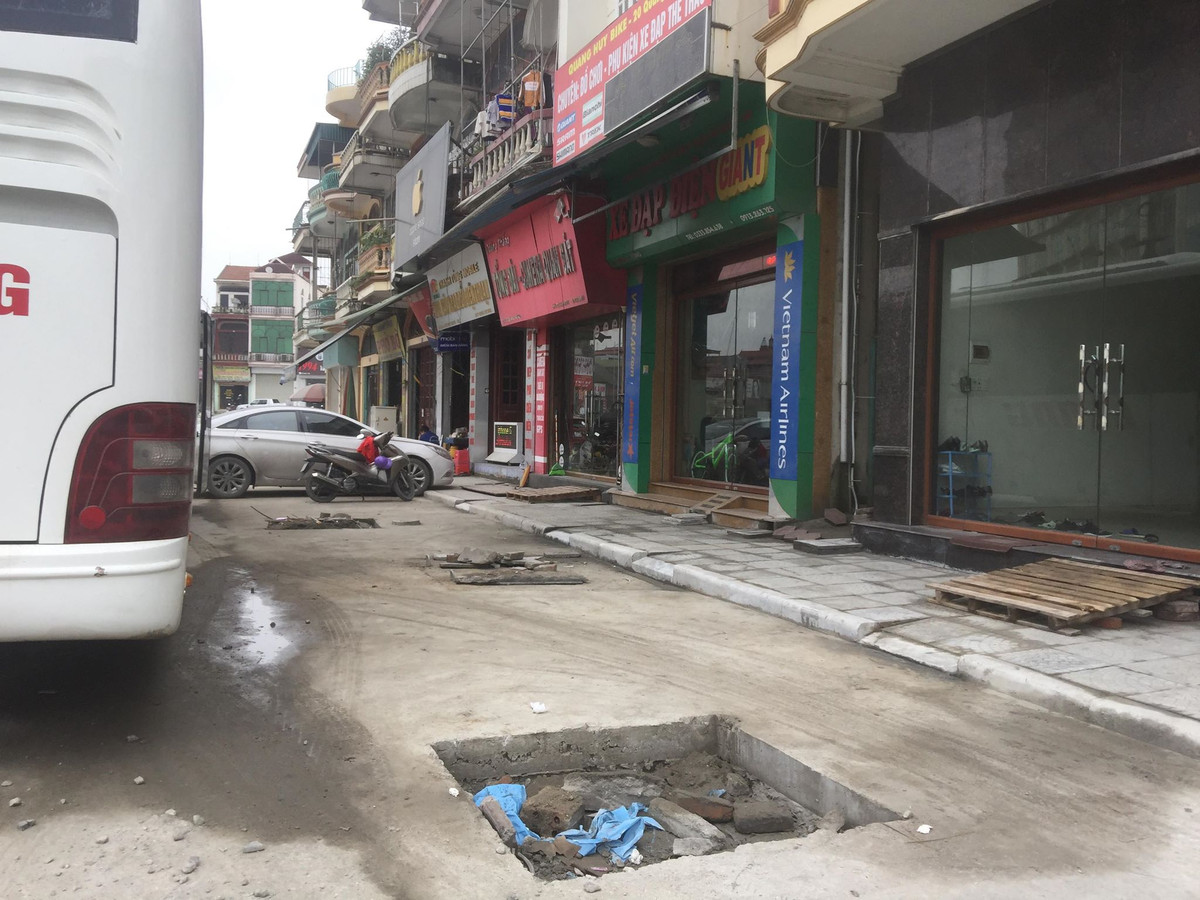 Hậu quả thế nào nếu xe máy lao vào chiếc hố này.