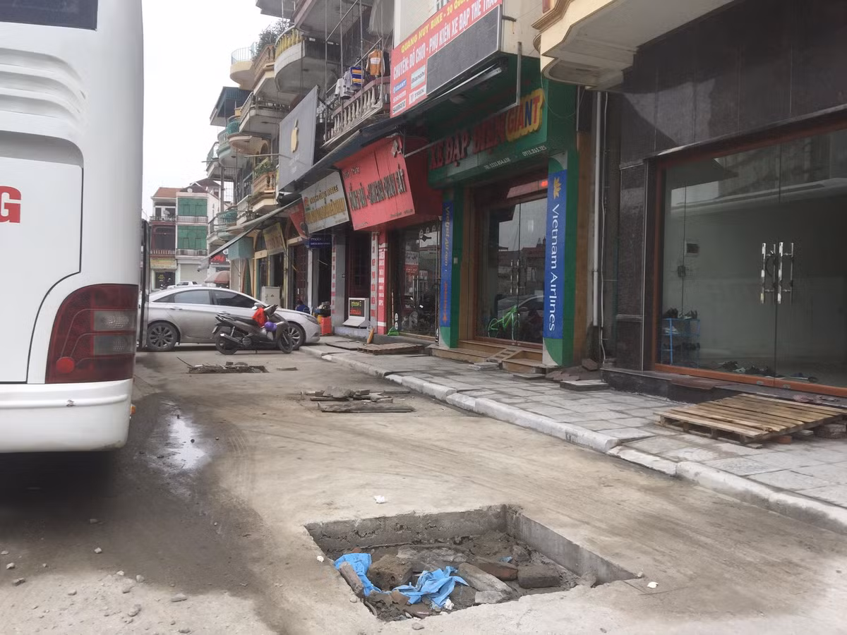 Hậu quả thế nào nếu xe máy lao vào chiếc hố này.