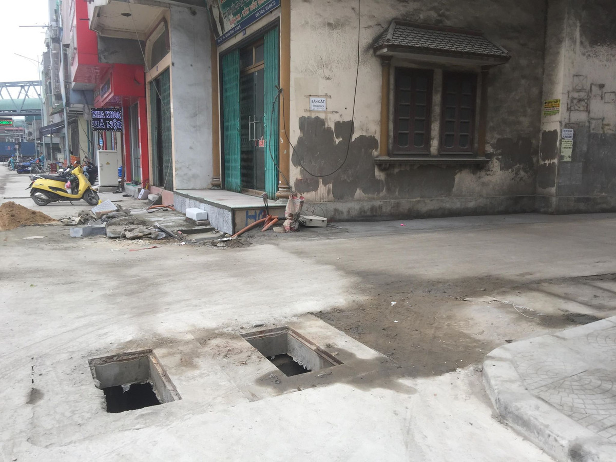 Nhiều hố thoát nước không được đậy nắp cũng tiềm ẩn nguy cơ TNGT. Thậm chí, những hố này sẽ rất nguy hiểm nếu trẻ em ngã xuống.