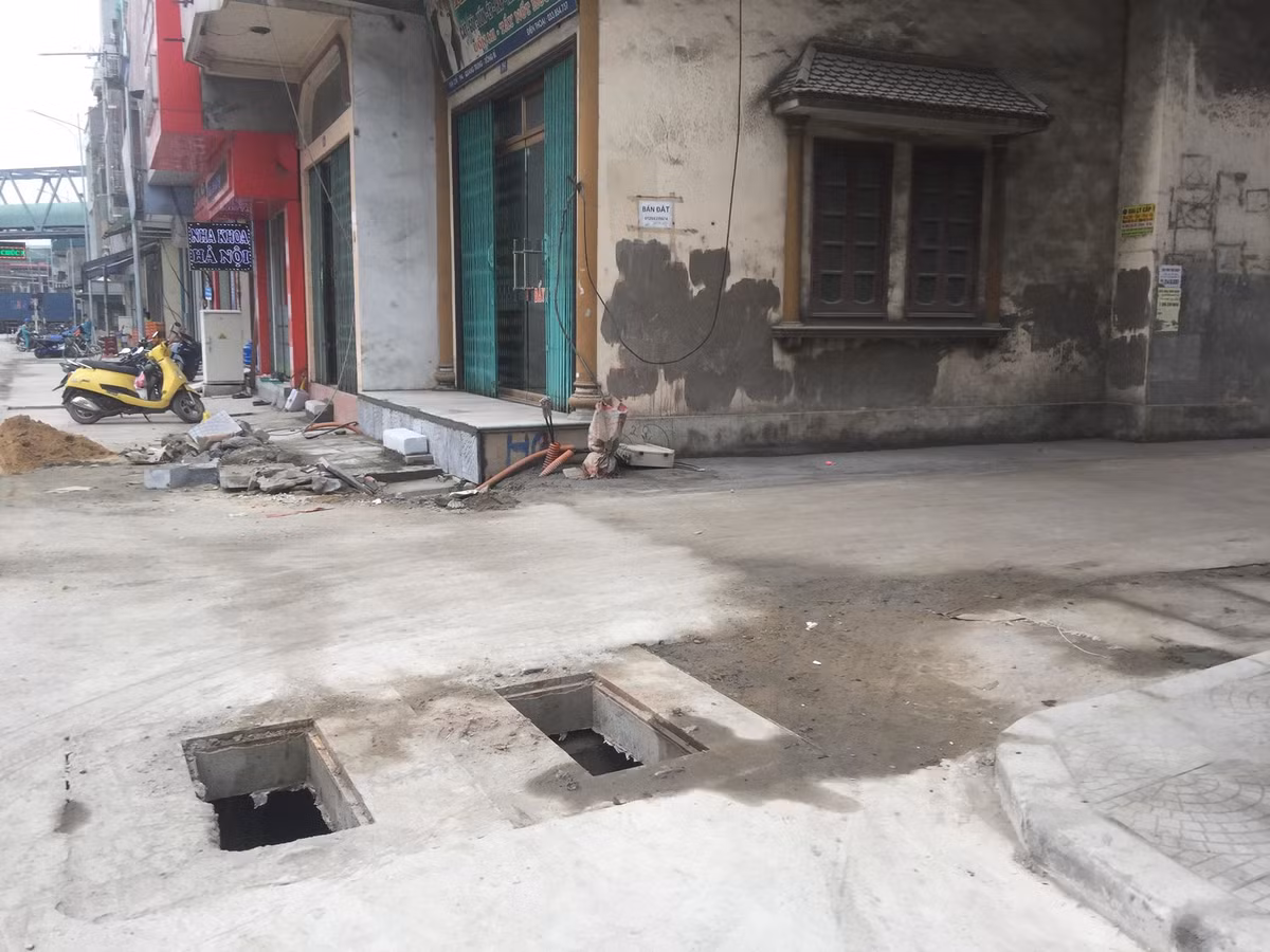 Nhiều hố thoát nước không được đậy nắp cũng tiềm ẩn nguy cơ TNGT. Thậm chí, những hố này sẽ rất nguy hiểm nếu trẻ em ngã xuống.