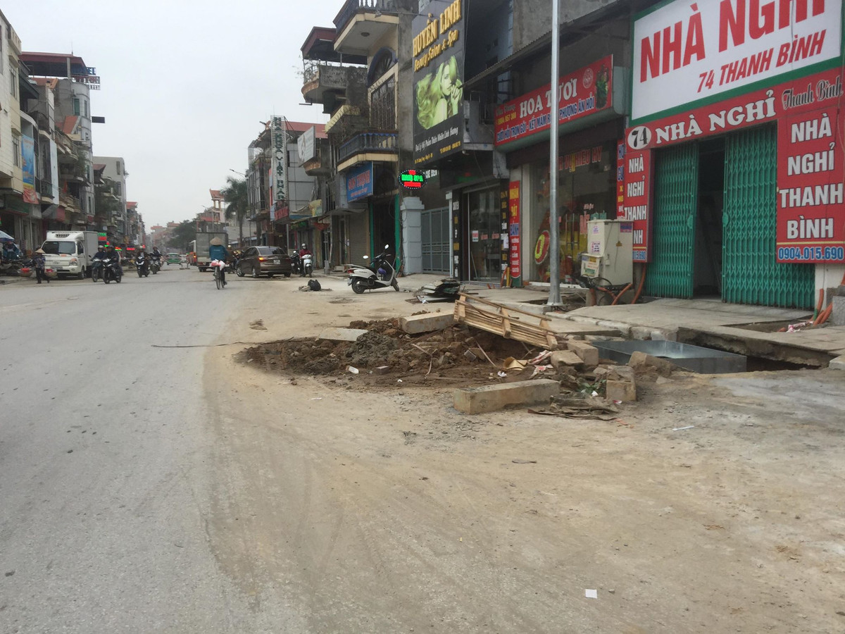 Do chưa thi công xong nên đơn vị thi công để vật liệu nhưng không có vật cảnh báo nguy hiểm.