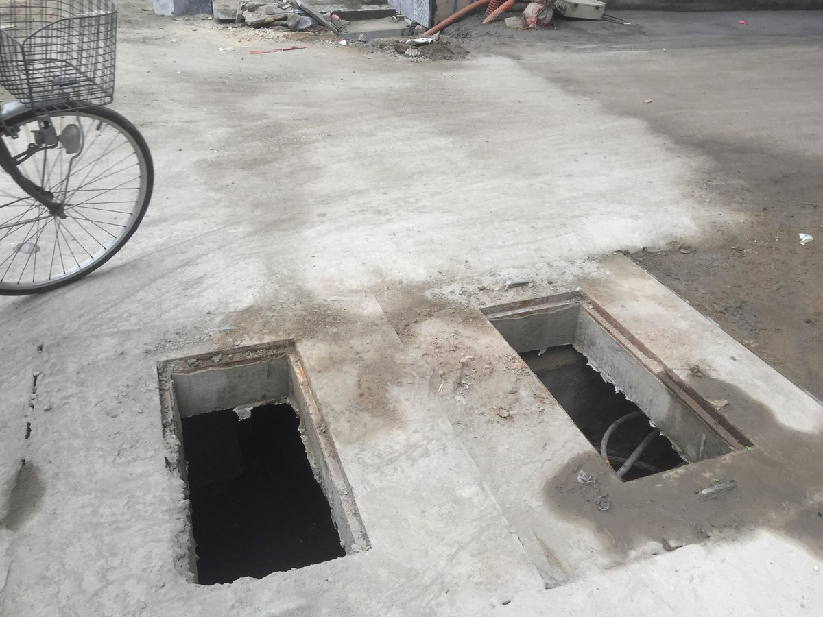 Sự tách trách của đơn vị thi công khiến người dân lo sợ hậu quả.