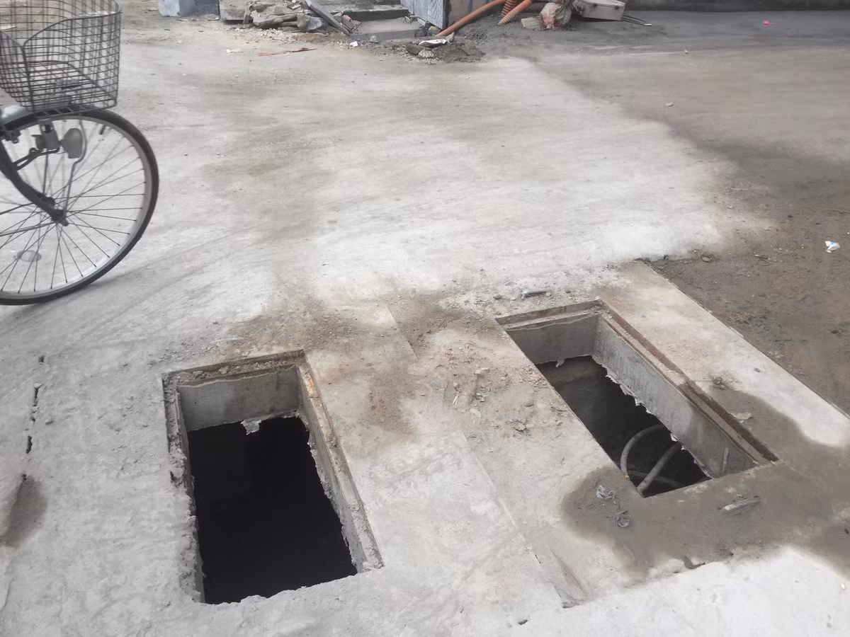 Sự tách trách của đơn vị thi công khiến người dân lo sợ hậu quả.