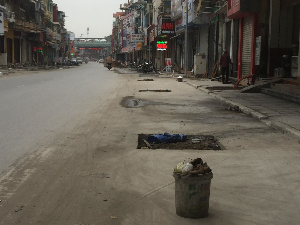 Người dân phải để chiếc thùng để làm vật cảnh báo nguy hiểm.
