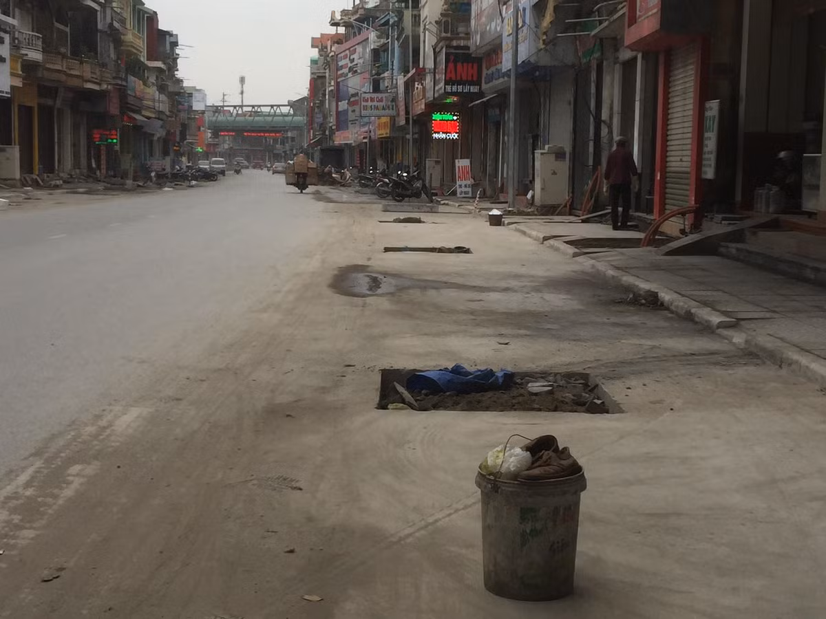 Người dân phải để chiếc thùng để làm vật cảnh báo nguy hiểm.