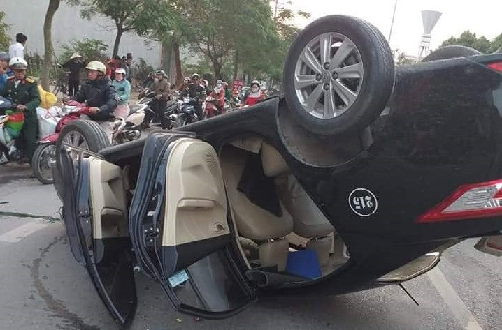 Hai Phong: Taxi lat ngua giua duong, nguoi dan cuu nu nha tho