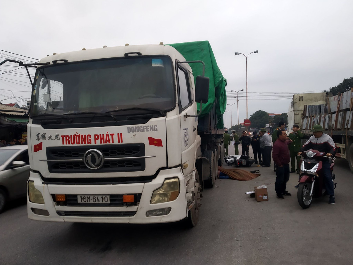 Camera tiet lo nguyen nhan vu container can doi nam nu di SH