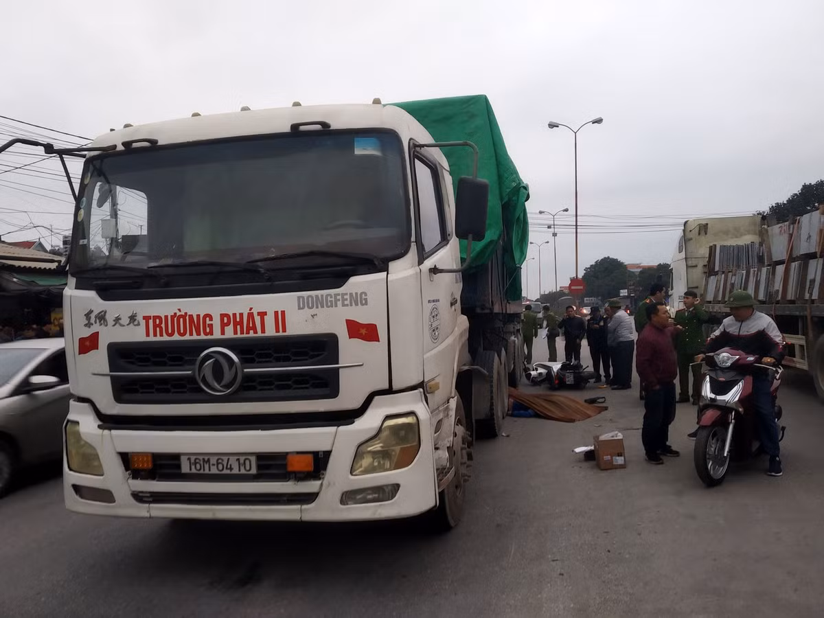 Camera tiet lo nguyen nhan vu container can doi nam nu di SH