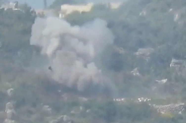 Hình ảnh được công bố ghi lại khoảnh khắc tay súng của FSA dùng tên lửa TOW tấn công chiếc T-72 của Quân đội chính phủ Syria (SAA) ở vùng nông thôn phía bắc Latakia.