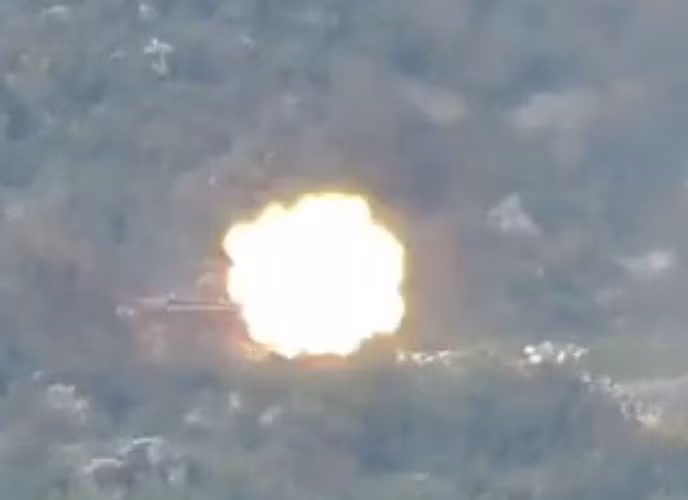 Quả đạn đánh trúng đã tạo ra một tiếng nổ lớn kèm theo đó là quả cầu lửa khổng lồ và những mảnh vỏ của chiếc T-72 văng lên cao.