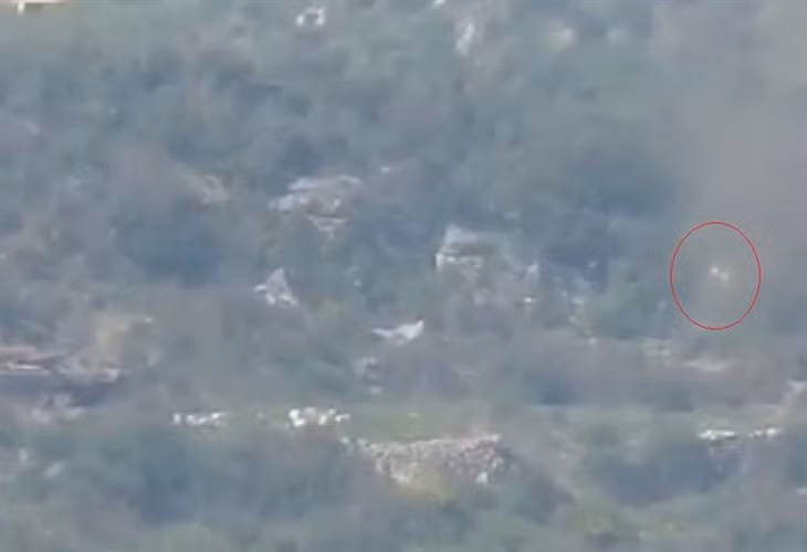 Trước khi dính đạn, xe tăng T-72 vẫn mải mê tấn công công mục tiêu mà không hay biết chính mình đang bị săn đuổi.