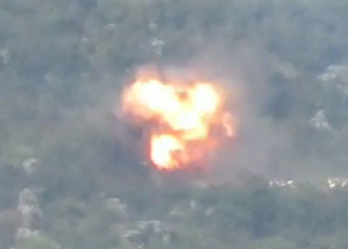 Ngay sau khi trúng tên lửa TOW, chiếc xe tăng T-72 của quân đội Syria bị loại khỏi vòng chiến đấu ngay lập tức.