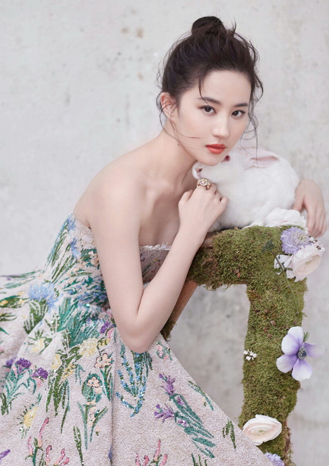 Mỗi sáng, nữ diễn viên luôn thưởng thức bữa ăn lành mạnh gồm 1 cốc nước ép hoa quả (chanh, táo, dâu tây hoặc tổng hợp), ăn thêm yến mạch và chuối (hoặc hoa quả khác).