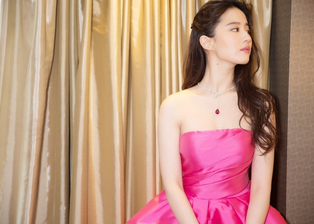 Múa ba lê là phương pháp hoàn hảo giúp "thần tiên tỷ tỷ" nâng cao khí chất và rèn luyện cơ thể. Với Lưu Diệc Phi, khiêu vũ đã trở thành thói quen mỗi tối trước khi đi ngủ. Bộ môn này giúp cô vừa có dáng đẹp, vừa giúp ngủ sâu.