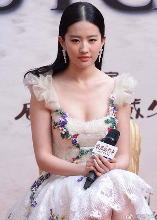 Hơn nữa, cô còn thường xuyên dùng dầu để mát xa vòng 1, giúp cho đôi gò bồng đào luôn mịn màng, đầy đặn và không bị chảy xệ.