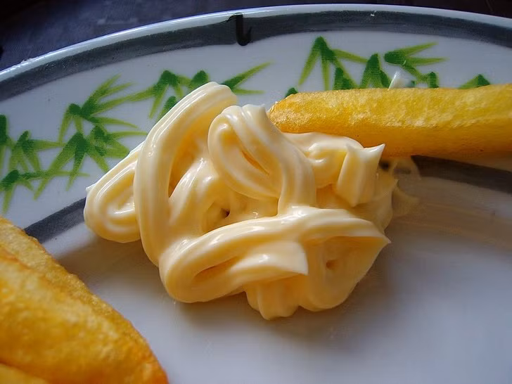 Mayonnaise chứa ít nhất 80% chất béo. Đó chính là lý do khiến bụng bạn tích tụ chất béo nếu ăn nhiều mayonnaise.