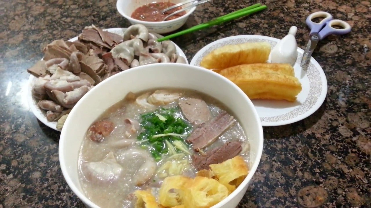 Cháo lòng: Hà Nội đón đợt gió mùa mạnh đầu tiên cũng là những tín đồ của món cháo lòng càng thêm háo hức vì được ung dung thưởng thức món cháo trong tiết trời lạnh lạnh.