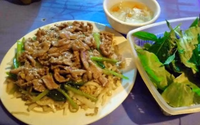 Đĩa phở xào vừa tới đưa ra còn bốc hơi nghi ngút, trộn đều rồi thưởng thức thì còn gì bằng. Một đĩa phở xào ngon trước hết phần bánh phải thơm, ngấm gia vị mà không nát. Thịt bò, rau xào nhiều, đậm đà, mềm nhưng vẫn có độ giòn và không ngấy.