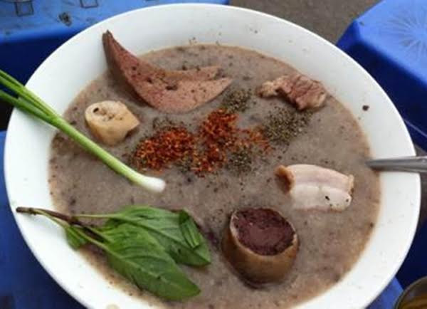 Bát cháo lòng đầy đặn, với lòng non, dạ dày, dồi. Màu cháo nâu ngon lành, hương thơm quyến rũ đặc trưng, có được nhờ nồi nước dùng thơm ngọt, ninh từ xương lợn và tràng, dạ dày, gan và tiết.