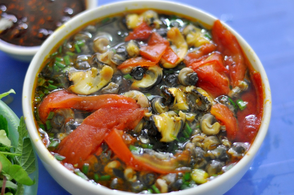 Bún ốc ngon nhất định nước dùng phải thơm mùi dấm bỗng, vị chua ngọt vừa ăn. Khi ăn, nhớ thêm chút tương ớt để vị cay lẫn trong từng sợi bún, len lỏi đến từng ngóc ngách khoang miệng.