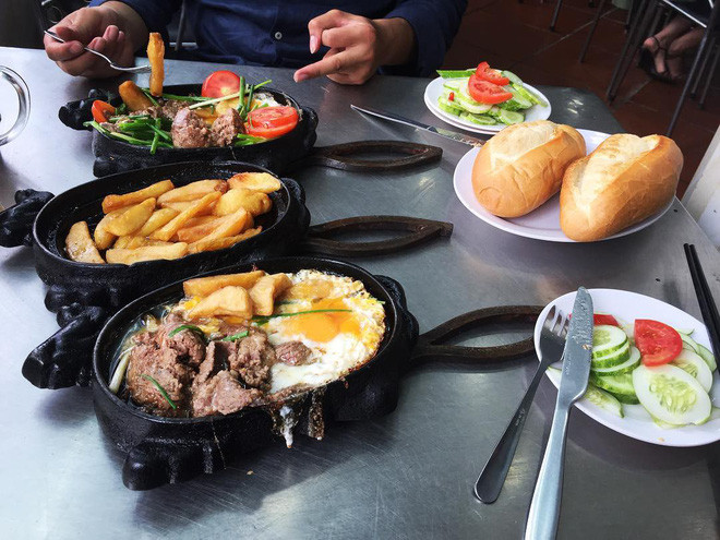 Món này khi mang ra bàn vẫn còn nóng hổi, thậm chí mỡ vẫn còn bắn khi mới mở nắp, vì thế mùa nóng ăn dễ ngán, ngấy. Nhưng khi trời chuyển lạnh, chính cái mỡ màng, nóng hổi ấy lại có sức hấp dẫn không cưỡng nổi.