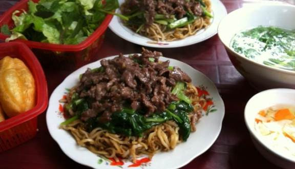 Phở xào: Khác với phở nước thường có thể ăn cả 4 mùa, phở xào sẽ kén thời điểm hơn khi chỉ hợp ăn vào chiều tối hoặc lúc mát trời. Bởi phở xào là món có dầu mỡ, lại phải ăn nóng nên thời tiết lành lạnh rất hợp để thưởng thức.