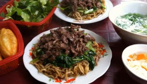 Phở xào: Khác với phở nước thường có thể ăn cả 4 mùa, phở xào sẽ kén thời điểm hơn khi chỉ hợp ăn vào chiều tối hoặc lúc mát trời. Bởi phở xào là món có dầu mỡ, lại phải ăn nóng nên thời tiết lành lạnh rất hợp để thưởng thức.