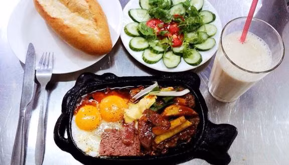 Bánh mì bít tết: Món bánh mì này thật hấp dẫn bởi nó được phục vụ trên chảo gang nóng hổi, bao gồm thịt bò thái lát mỏng đã tẩm ướp, xíu mại, trứng chiên, khoai tây, có thể có thêm nước sốt.