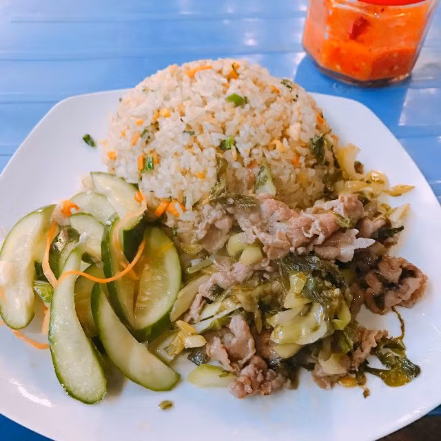 Cơm rang: Món cơm rang nóng hôi hổi vẫn có sức hấp dẫn khó cưỡng khi trời chuyển lạnh. Chưa kể món dưa bò xào đi kèm cũng rất bắt miệng, vừa thơm, vừa chua chua, chống ngán rất hiệu quả.