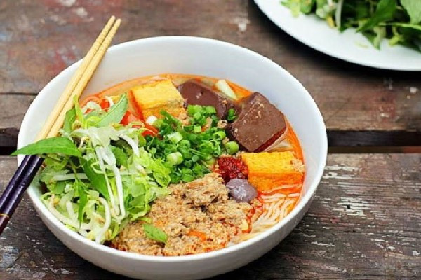 Bún riêu có vị ngon đậm đà của cua đồng, vị chua thanh của cà chua cũng như các gia vị khác.