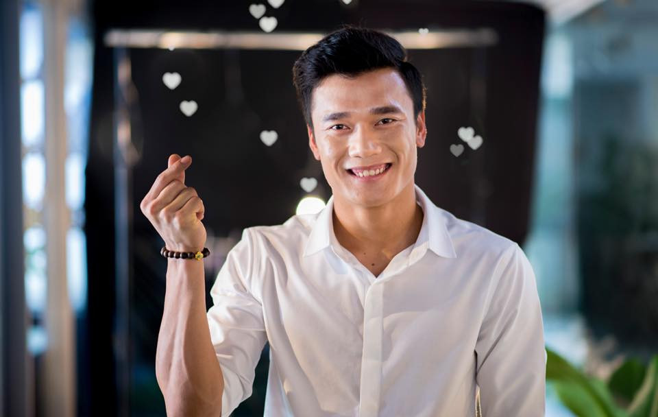 Tiến Dũng diện áo sơ mi trắng, quần Tây lịch lãm khiến bao cô gái ngẩn ngơ.