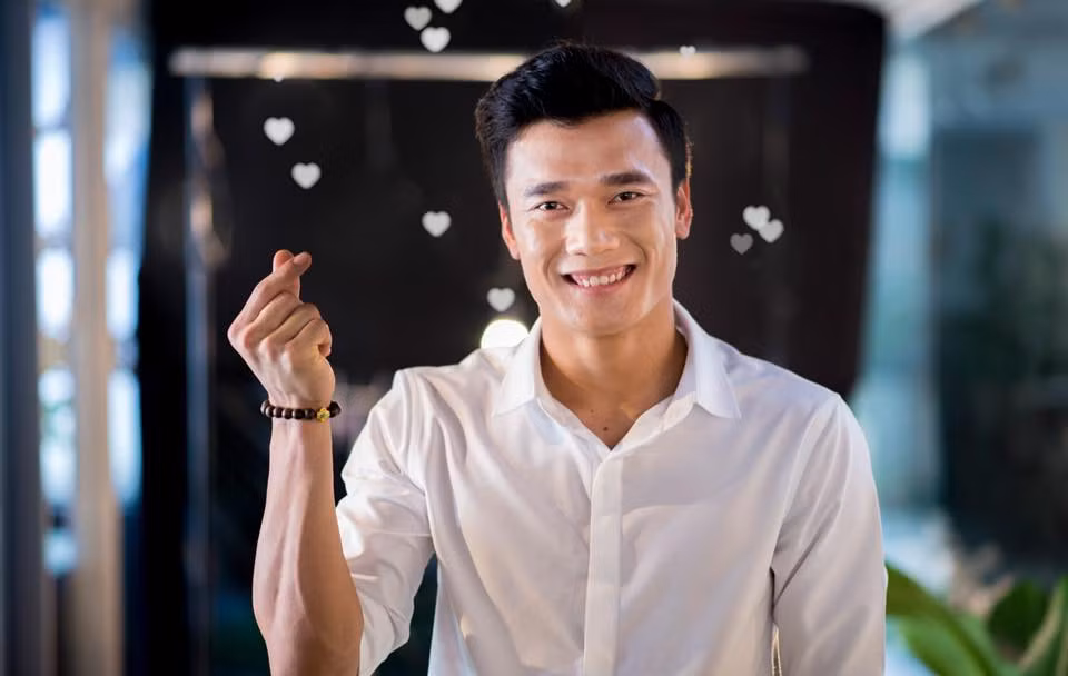 Tiến Dũng diện áo sơ mi trắng, quần Tây lịch lãm khiến bao cô gái ngẩn ngơ.