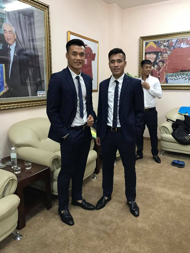 Cái tên của thủ môn Bùi Tiến Dũng khiến dân tình phát cuồng sau trận đấu quan trọng đưa U23 Việt Nam vào chung kết. Chàng trai sinh năm 1996 này còn khiến dân mạng yêu mến bởi vẻ đẹp trai và phong cách ăn mặc chất lừ.