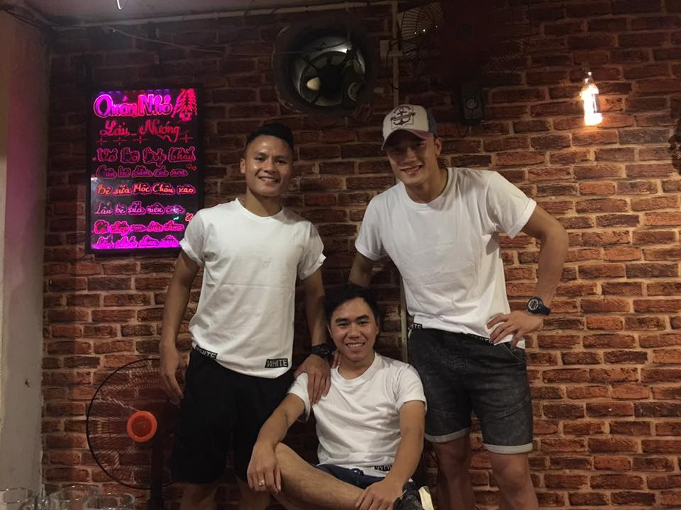 Tiến Dũng cũng điển trai không kém với áo phông trắng. Ảnh: FBNV, Internet.