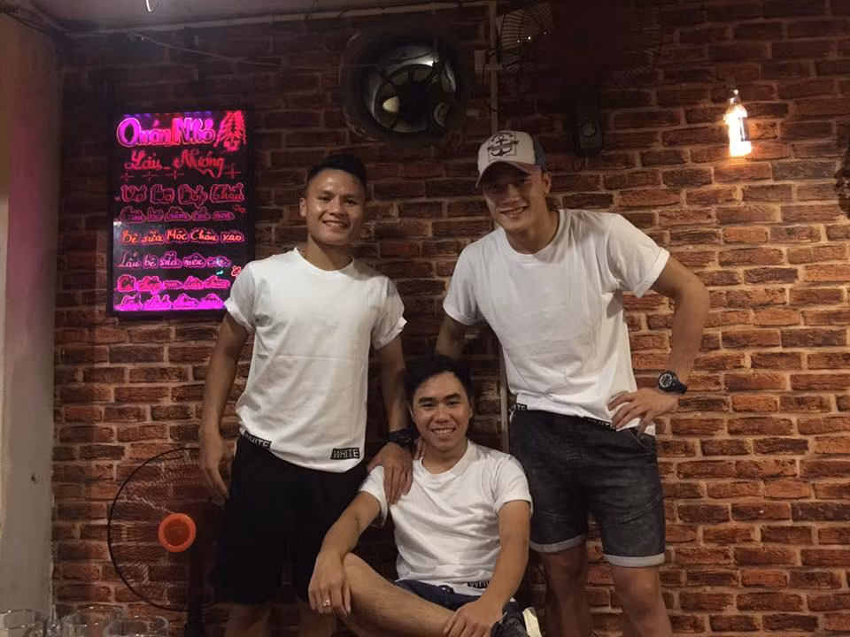 Tiến Dũng cũng điển trai không kém với áo phông trắng. Ảnh: FBNV, Internet.