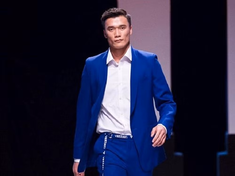 Khi cởi chiếc áo thủ môn quen thuộc rồi khoác lên mình bộ vest lịch lãm, thủ môn Bùi Tiến Dũng cũng ngầu chẳng kém các người mẫu nam chuyên nghiệp.