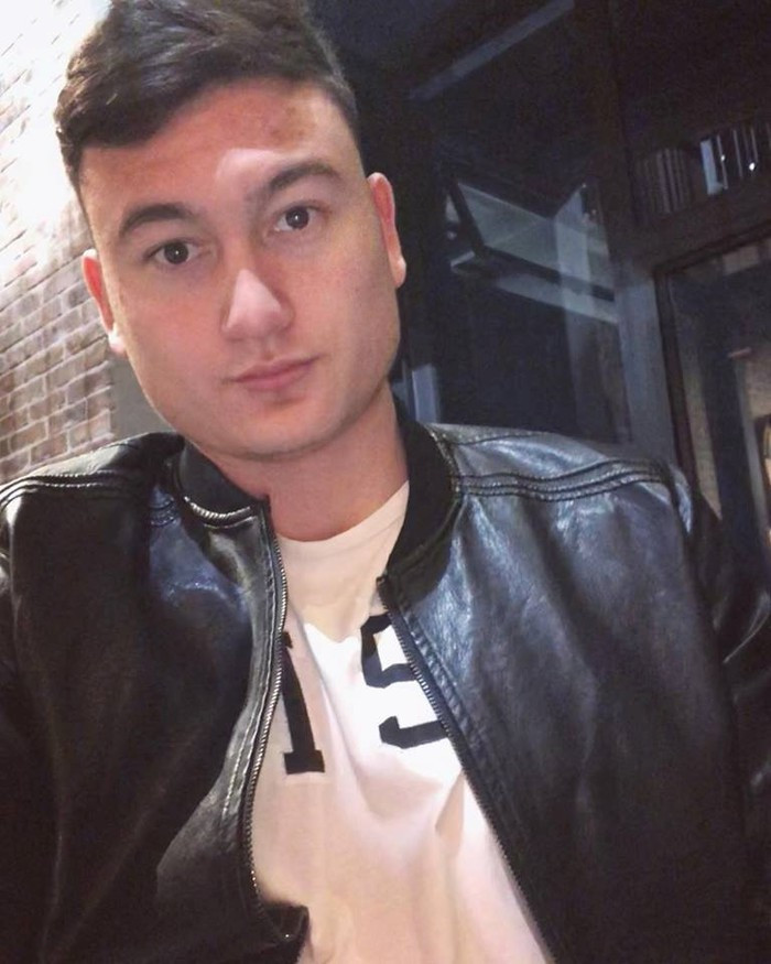 Phong cách thời trang đời thường đơn giản và nam tính của chàng thủ môn lai Tây khiến bao cô gái mê mẩn.