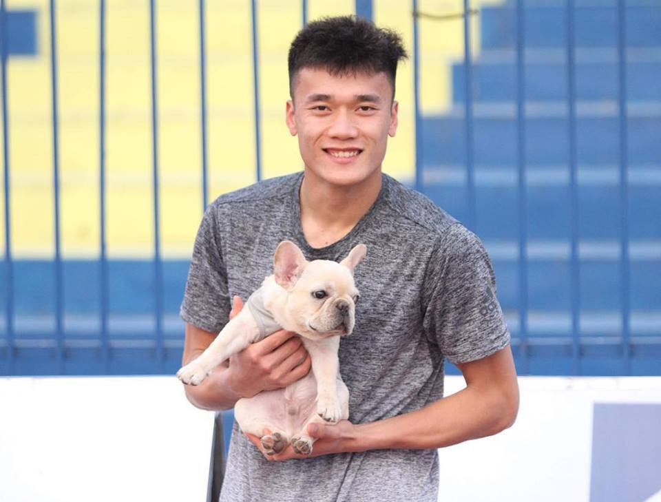 Thủ môn Tiến Dũng cũng thường xuyên diện áo phông đa dạng về màu sắc.