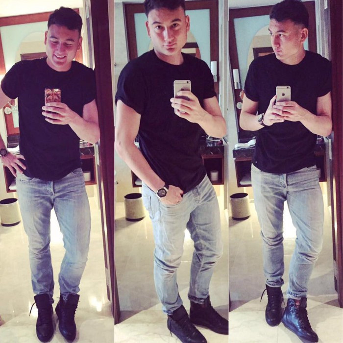 Văn Lâm thường xuyên xuất hiện đơn giản với áo thun và quần jean.